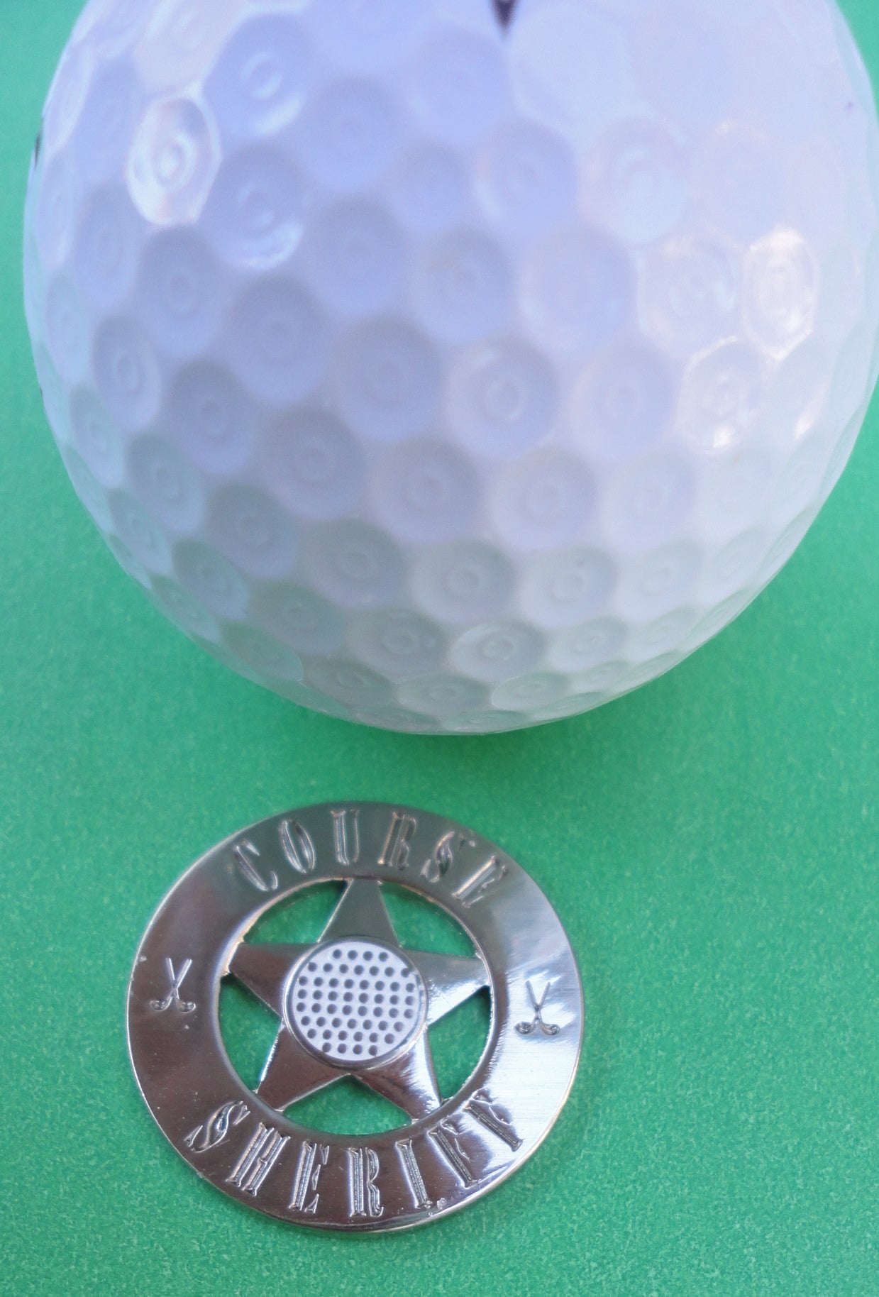 Course Sheriff Ball Marker golf ball pic